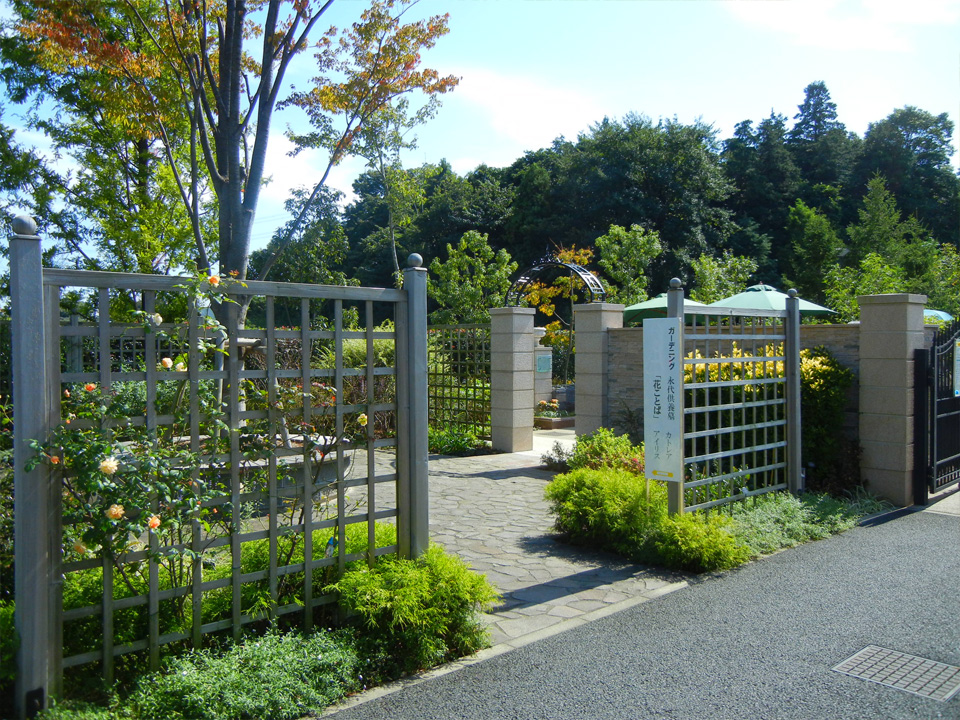 「花ことば」の入口を彩る<br>フラワーアーチの小庭